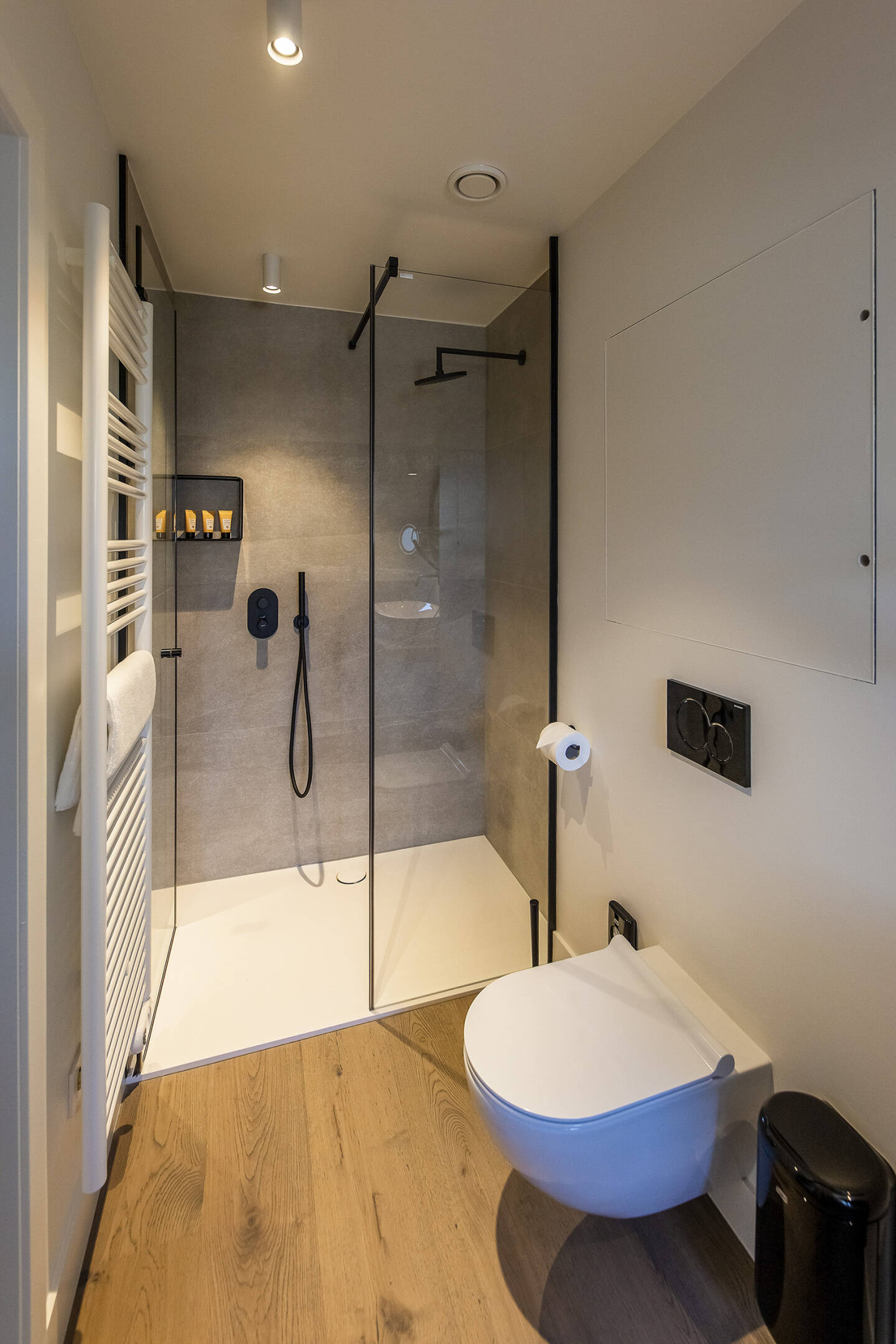 Salle de bains minimaliste avec douche à l'italienne et finition design