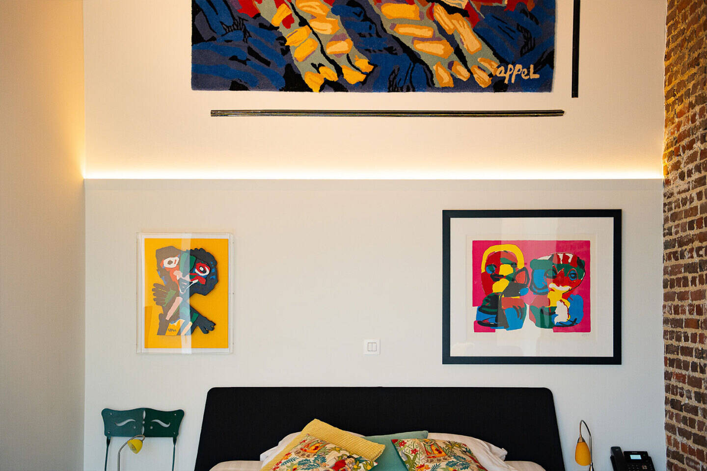 Œuvres d'art colorées dans l'une des chambres de BareFoodGiulia, où le design moderne côtoie le caractère historique.