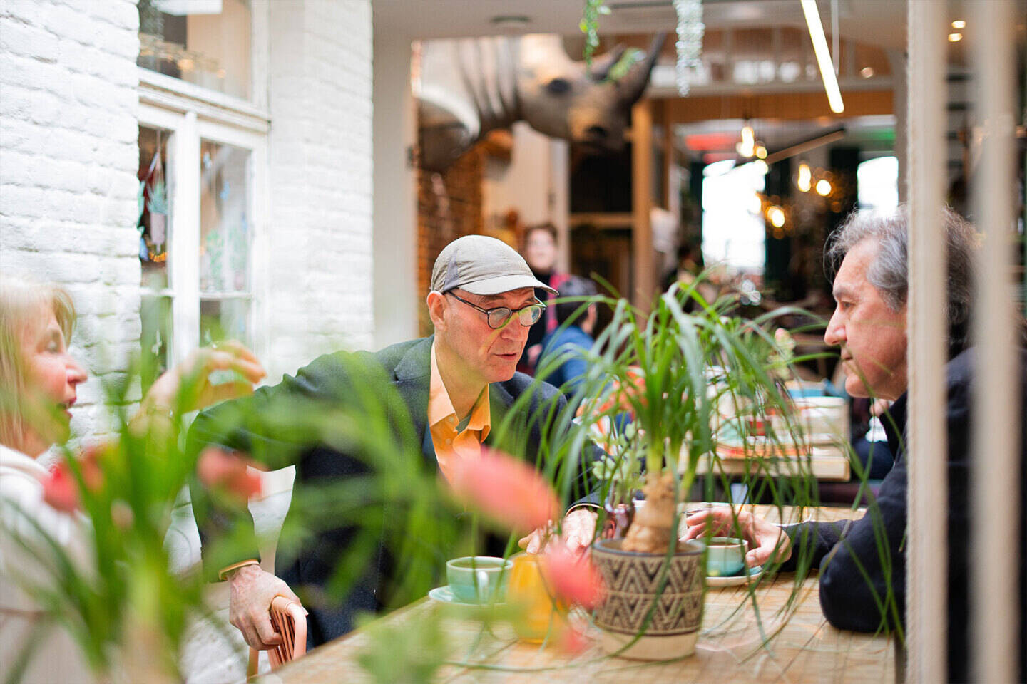 Gemütliches Gespräch in der Lounge von BareFoodGiulia, Eventlocation in Hasselt mit Charakter