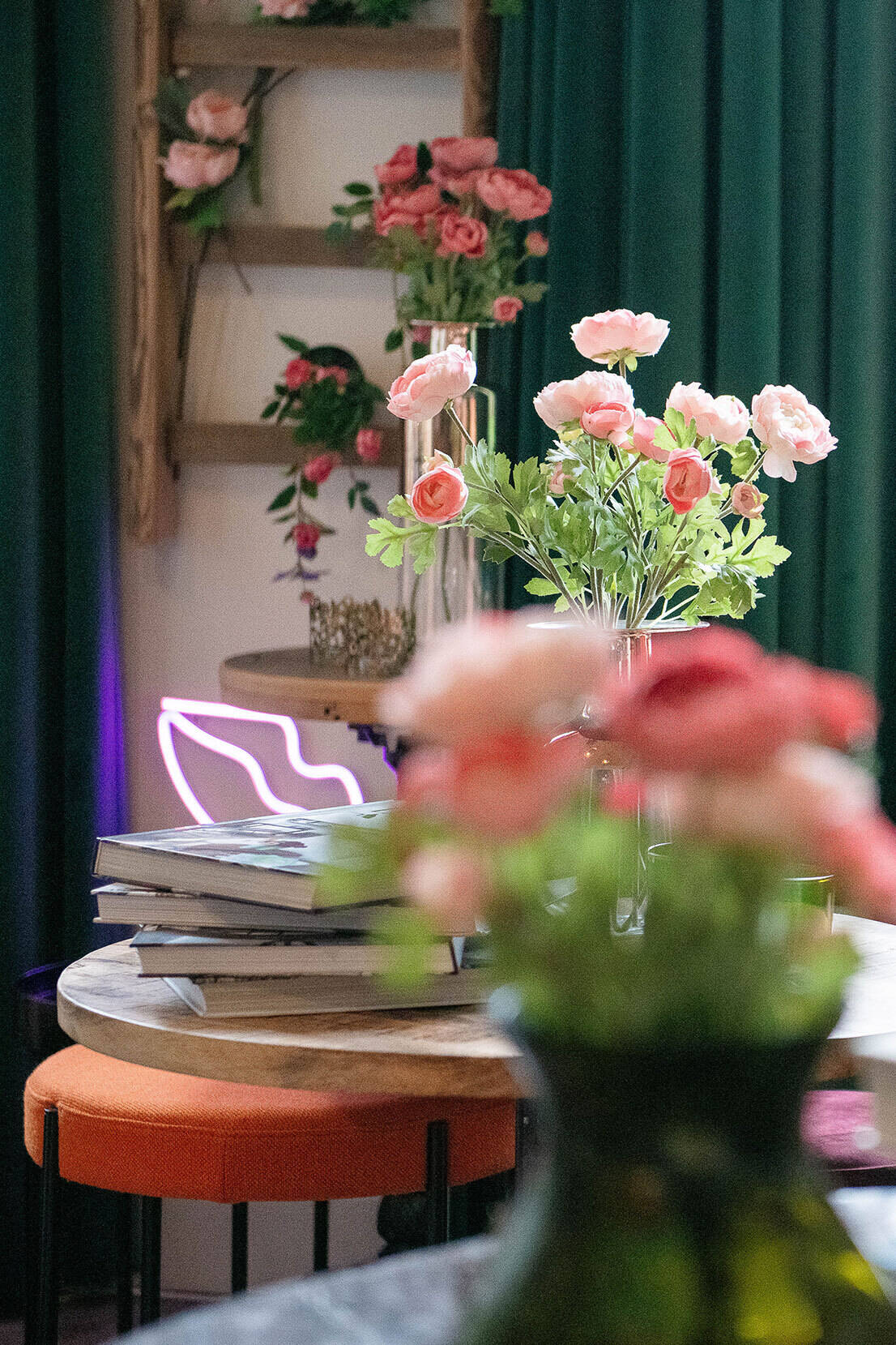 Blumen, Kunstbücher und sanfte Farben im charaktervollen Interieur des BareFoodGiulia Boutique Hotels