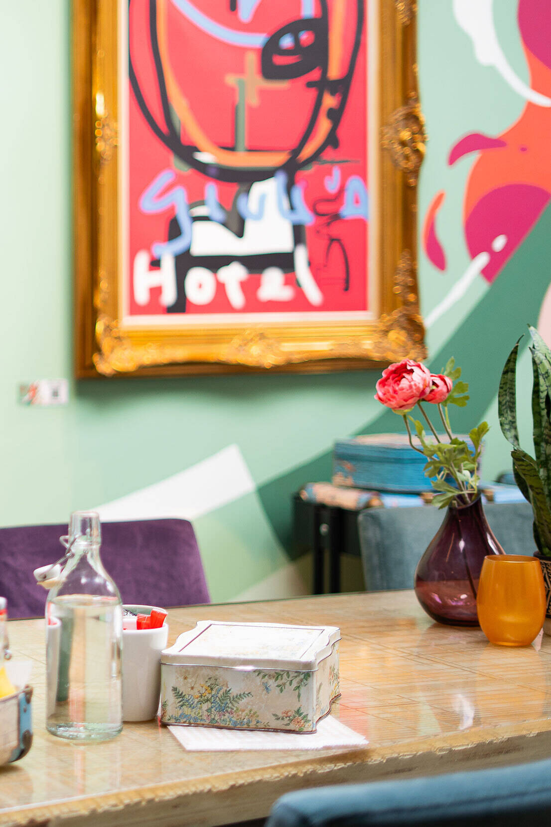 Stimmungsvoller Frühstücksraum im BareFoodGiulia Boutique-Hotel mit Kunst und bunten Details