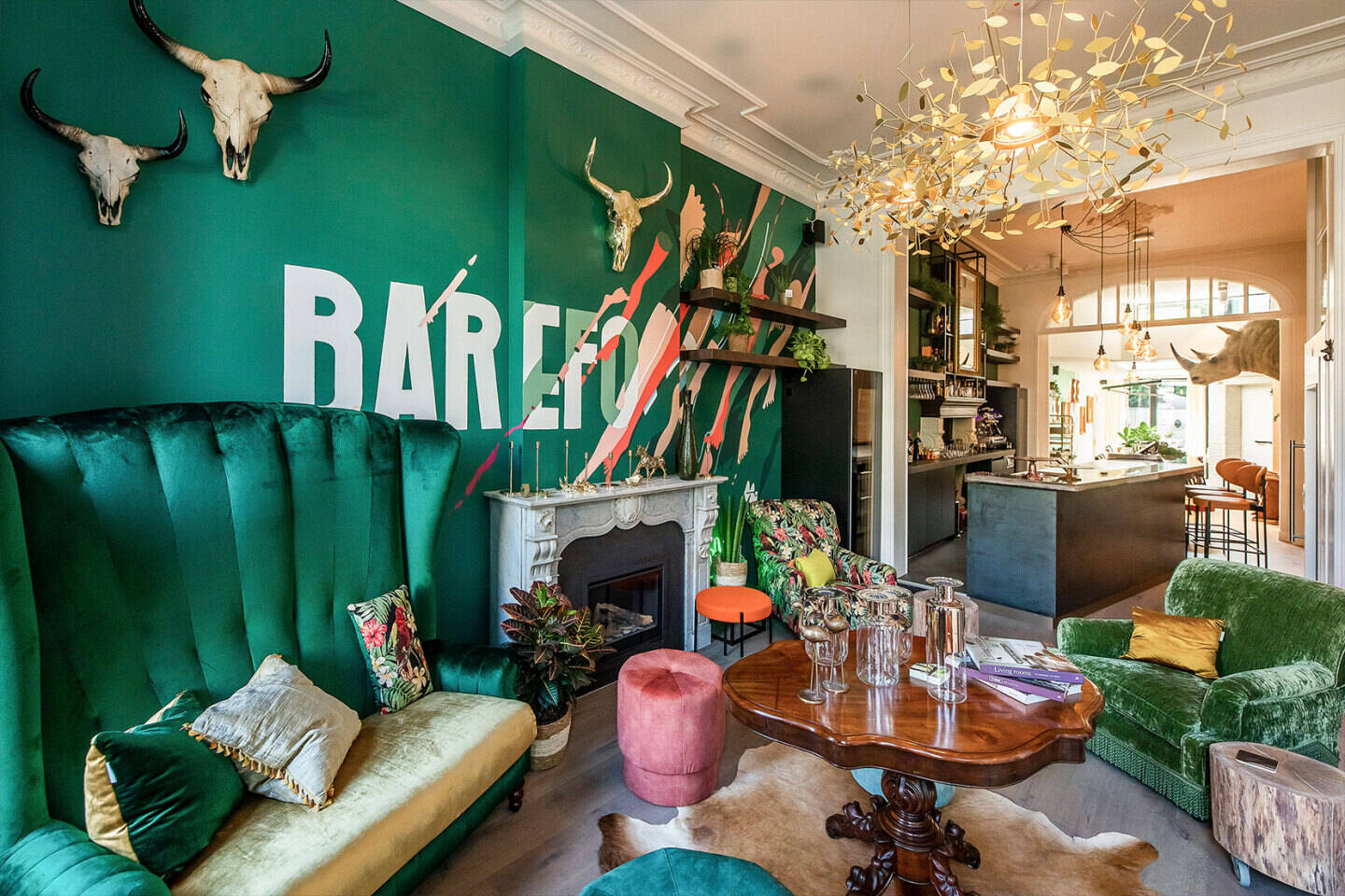 Charaktervolle Lounge von BareFoodGiulia mit Statement-Interieur, Kunstobjekten und warmer Atmosphäre